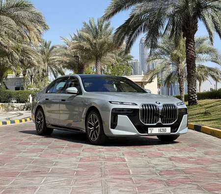 إيجار بي إم دبليو 735i 2023 أو ما يعادلها